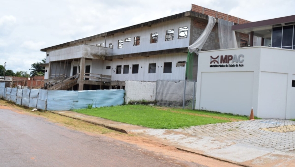 Com obras atrasadas, estrutura do Hospital de Sena Madureira coloca pacientes e servidores em risco